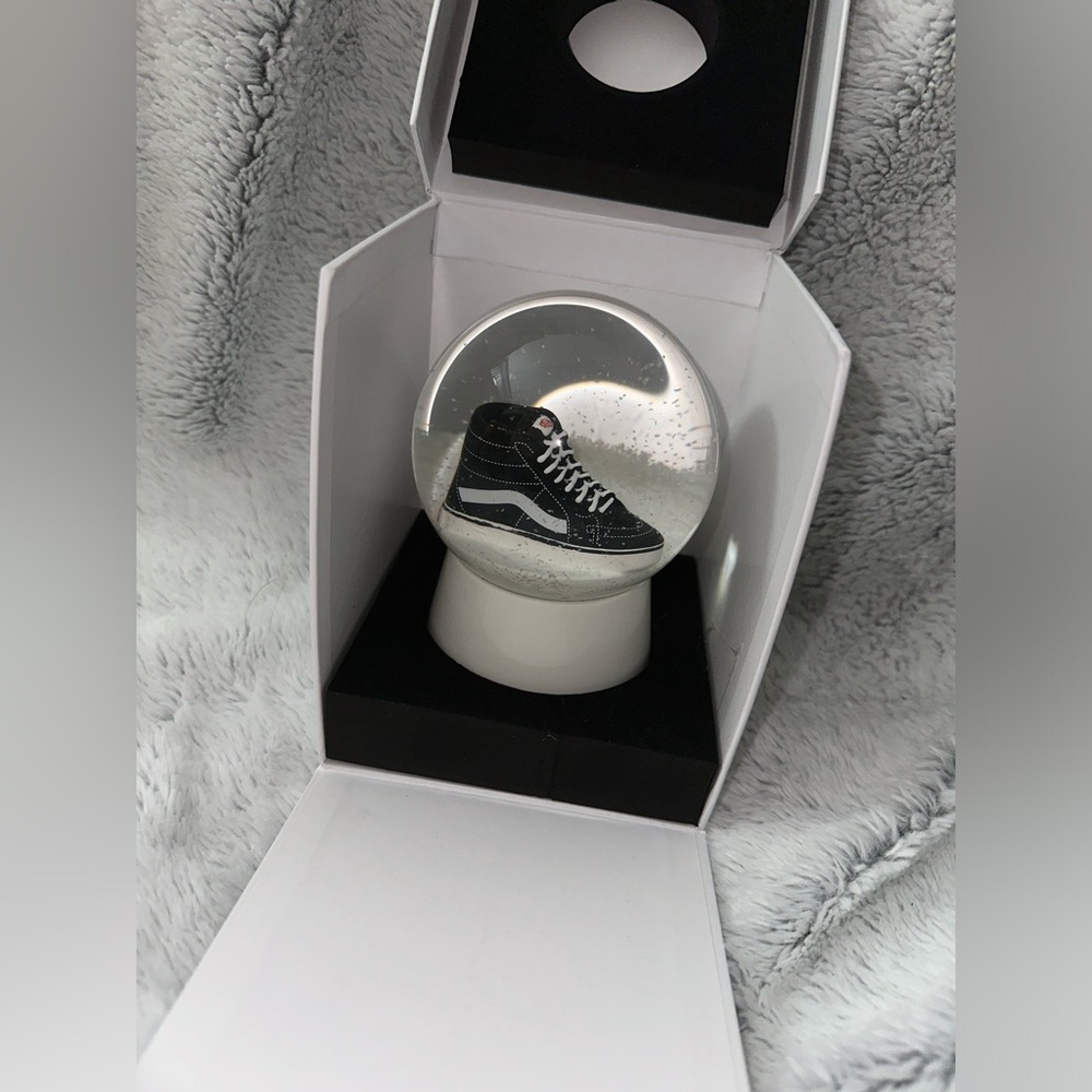 Vans “off the wall” snow globe - NEW IN BOX